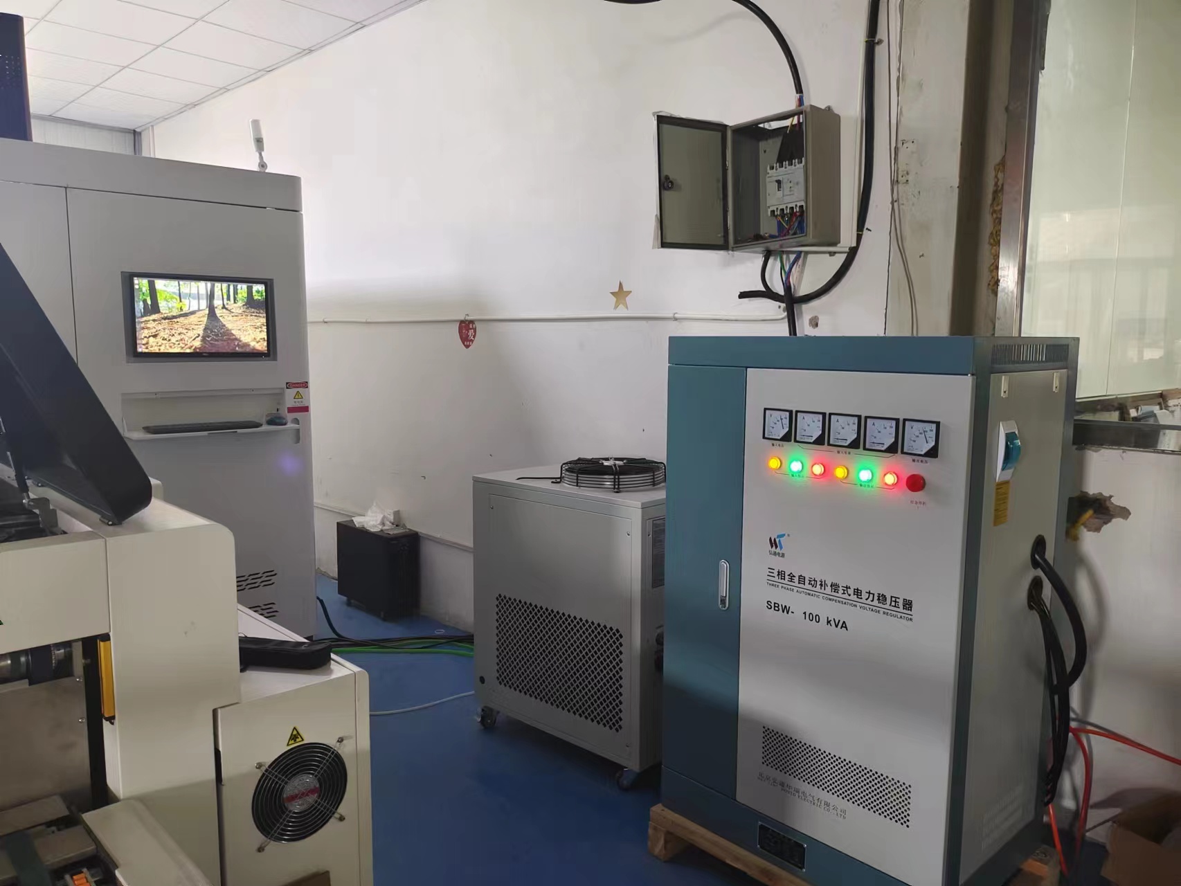 弘通電氣為彩神數(shù)碼噴墨輪轉(zhuǎn)印刷機(jī)提供大功率補(bǔ)償穩(wěn)壓器 SBW-100KVA  